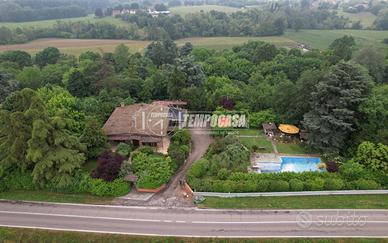 Villa unifamiliare con parco privato e piscina