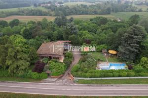 Villa unifamiliare con parco privato e piscina