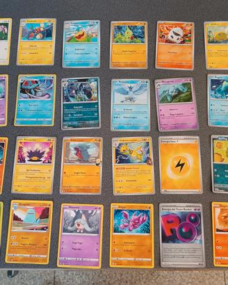 32 carte Pokemon da collezione 