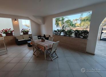 Pescoluse piano terra ben attrezzato esterno