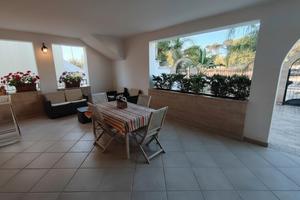 Pescoluse piano terra ben attrezzato esterno