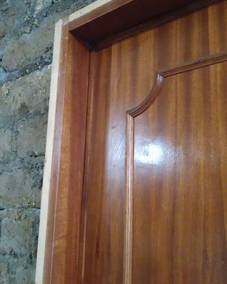 Porte da interno con telaio e maniglie