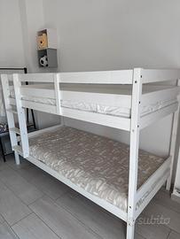 Letto a castello bianco.