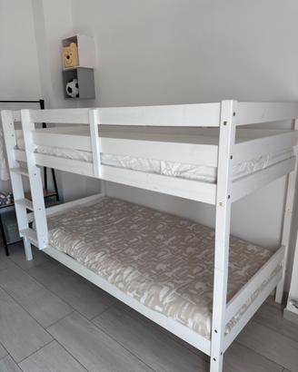 Letto a castello bianco.