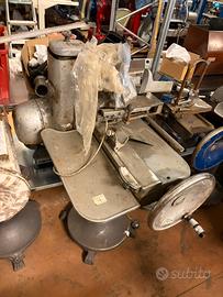 affettatrice a volano da restaurare e piedistallo