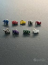 Set 9 orecchini con scritte colorate metallo NUOVI