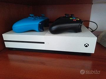 Xbox One S + 2 controller