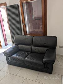 Divano in pelle nera