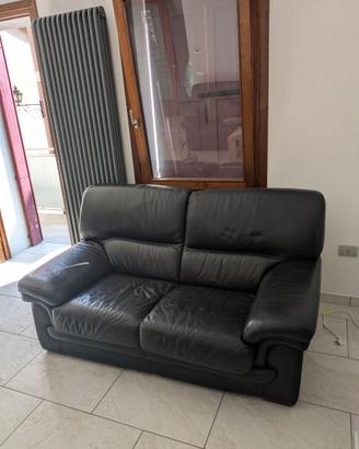 Divano in pelle nera