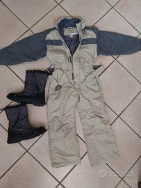 tuta e scarpe da neve
