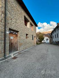 Casale in pietra con tetto in legno e progetto app