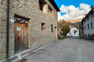 Casale in pietra con tetto in legno e progetto app