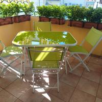 Tavolino con sedie da terrazzo