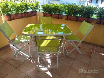 Tavolino con sedie da terrazzo