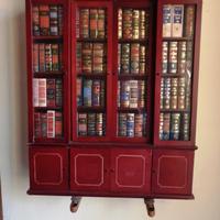 Vetrinetta con libri in miniatura