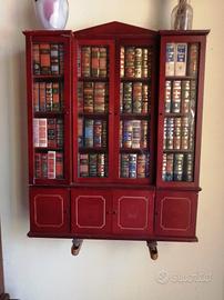 Vetrinetta con libri in miniatura