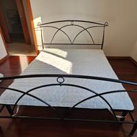 Letto in ferro battuto con 2 Baguette