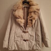 Piumino imbottito, con collo di pelliccia.