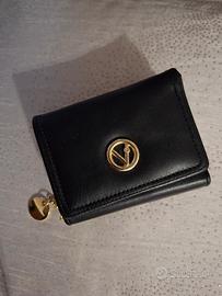 portafoglio nero con interno rosa 
