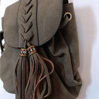 Zaino/borsa a tracolla color verde oliva.