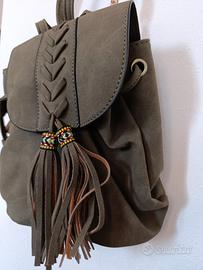 Zaino/borsa a tracolla color verde oliva.