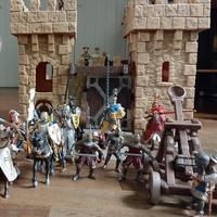 schleich riproduzione cavalieri e castello