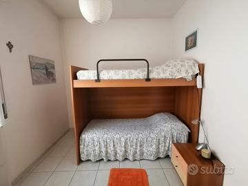 Letto castello con scala a cassetti e 2 comodini