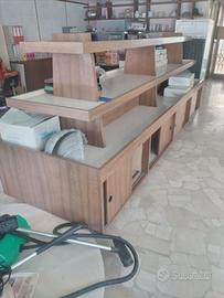 Mobile Espositore a Scalini in Legno