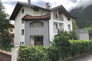 Due grandi appartamenti con tre stanze e due bagni