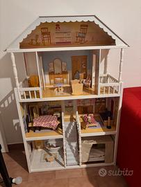 Casa delle bambole in legno