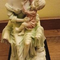Statua maternità di Miriam serie Valentino