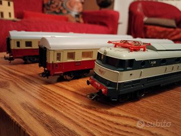 Locomotiva e444 più carrozze 