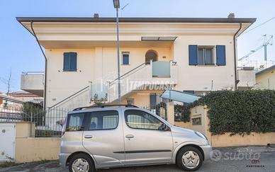 AMPIO E LUMINOSO QUADRILOCALE SU DUE LIVELLI CON G