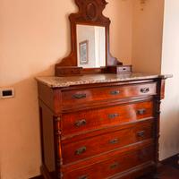 Comò antico in legno con piano in marmo e specchio