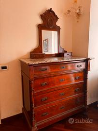 Comò antico in legno con piano in marmo e specchio