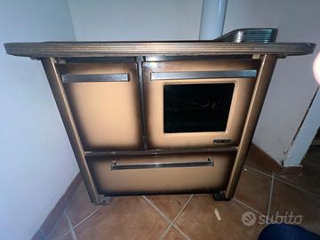 Cucina stufa con forno a legna