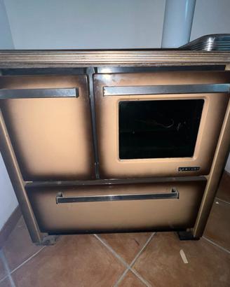 Cucina stufa con forno a legna