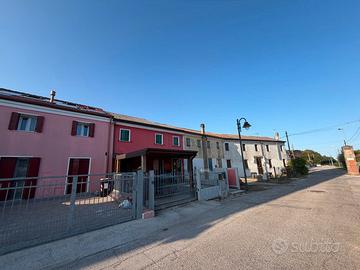 Casa accostata
