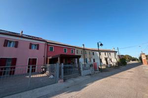 Casa accostata