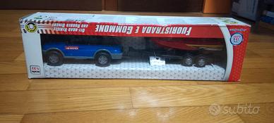 Modellino fuoristrada e gommone 