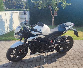 Triumph street triple r 2025 solo 2000 km