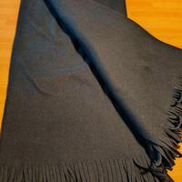 Coperta/plaid in pile blu scuro con frange