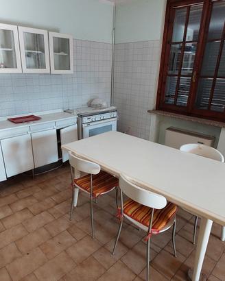 cucina con forno a gas,tavolo e 4 sedie