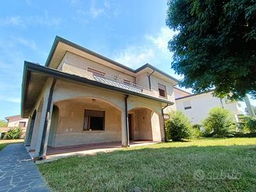 Villa singola con ampio cortile e garage