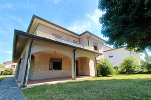 Villa singola con ampio cortile e garage