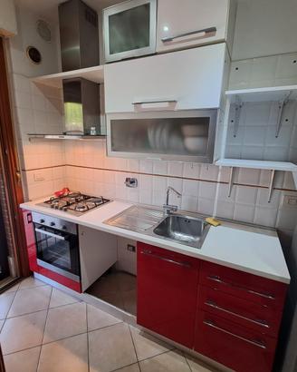 cucina con forno e cappa funzionante 226x60