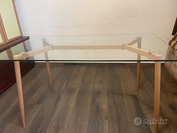 Tavolo con ripiano in vetro