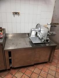 tavolo armadiato in acciaio inox