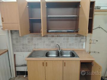 cucina con lavandino rubinetto e cappa