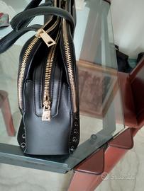 Borsa  nera  Oltre con piccole borchie 